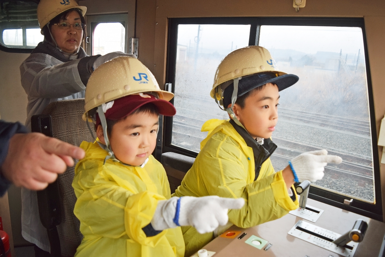 「金太郎」の運転席で将来の夢を思い描く佐藤広平ちゃん(左)と兄の正平さん