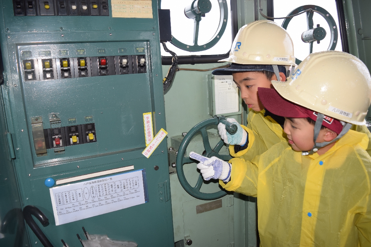 これは何かな？八戸臨海鉄道の車両に興味津々。