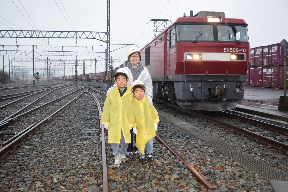 「はいチーズ」。憧れの金太郎の前で家族と記念撮影。