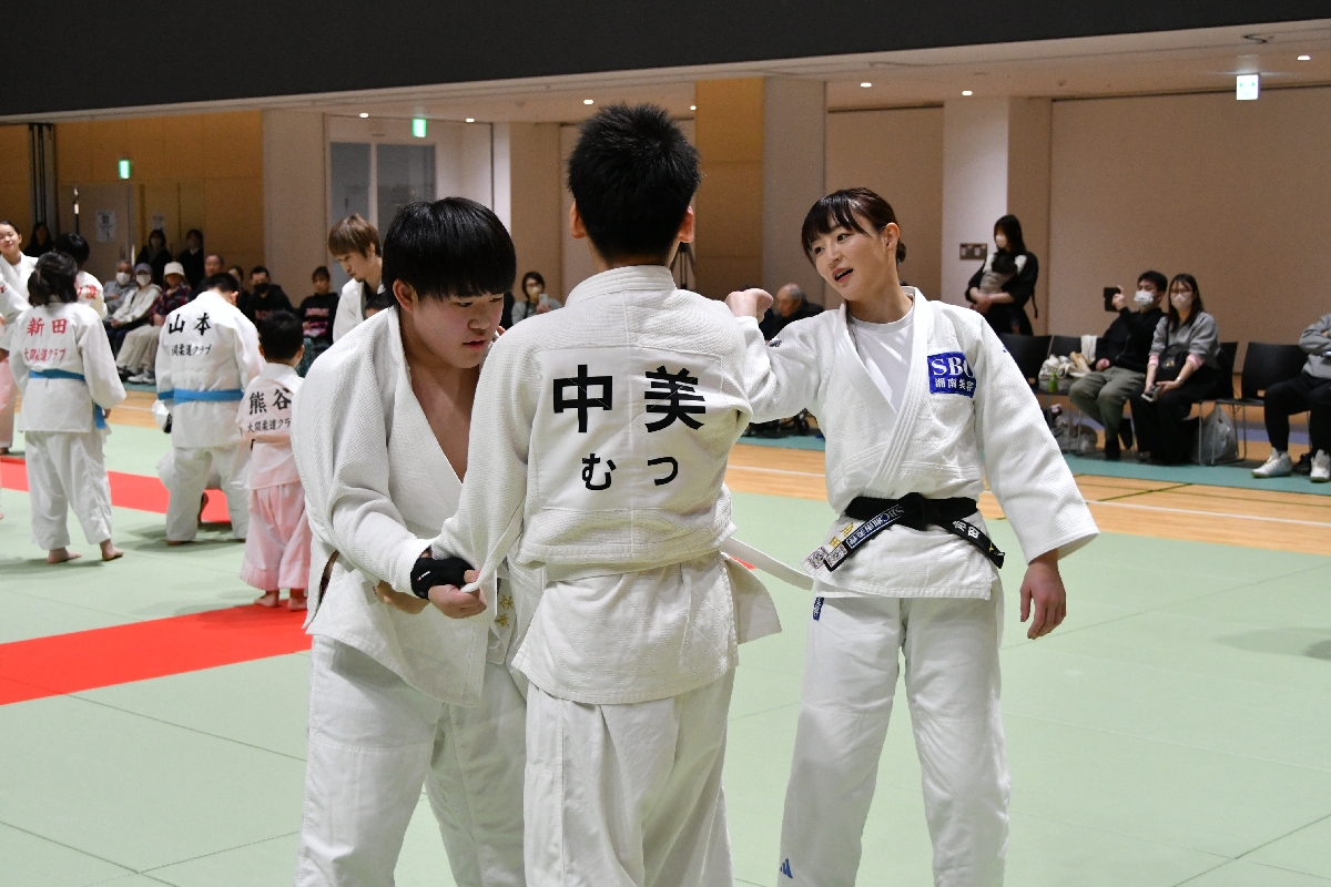 子どもたちに柔道の組み手についてアドバイスする角田夏実さん(右)