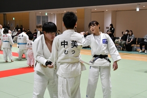 柔道上達に向けてこつ学ぶ パリ五輪金角田さん、むつで教室