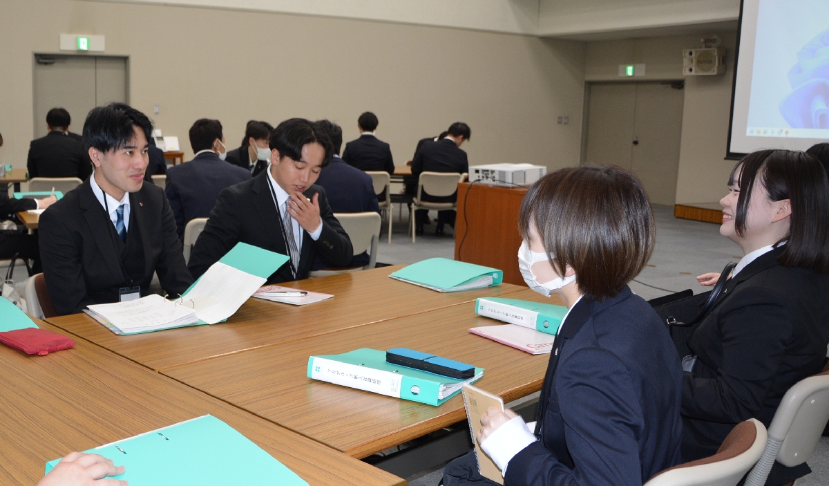 入社式後の研修に臨む新入社員＝１日、八戸市