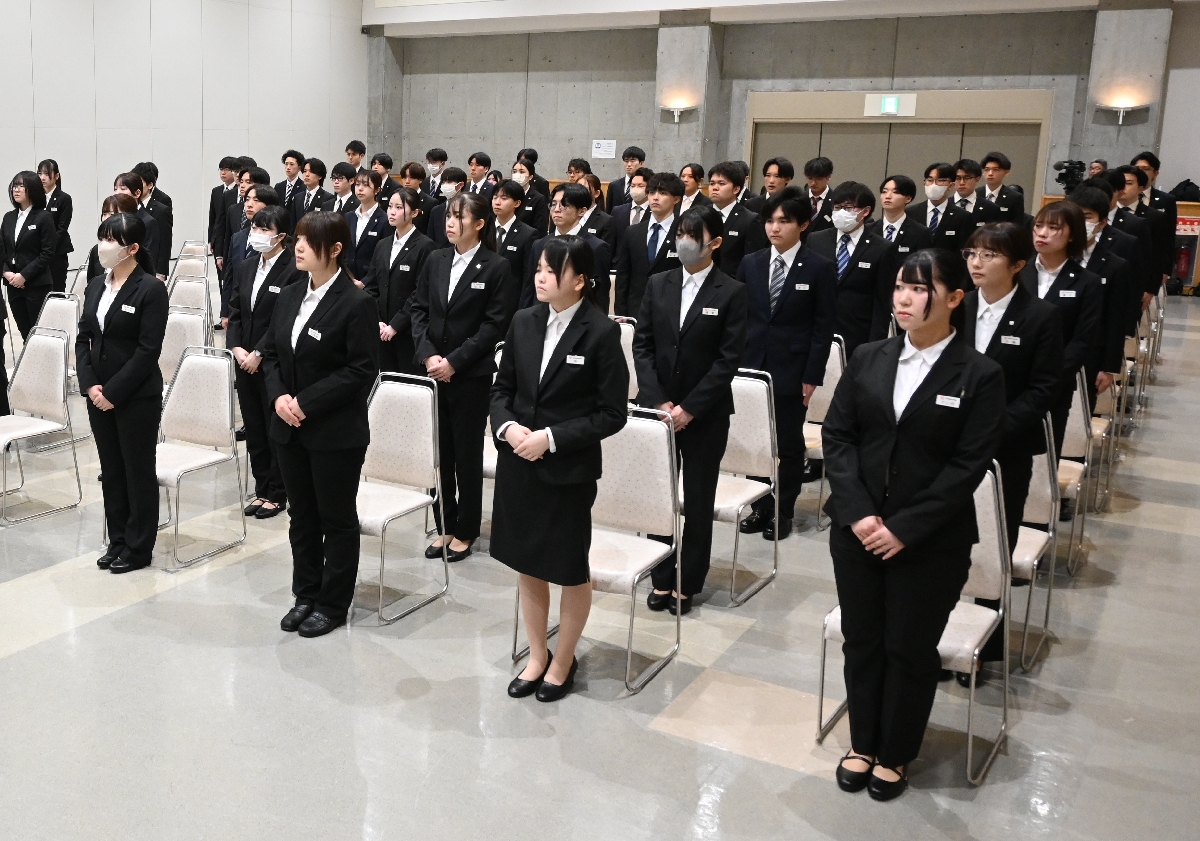 社会人としての自覚を胸に、入社式に臨むユニバースの新入社員＝１日、八戸市