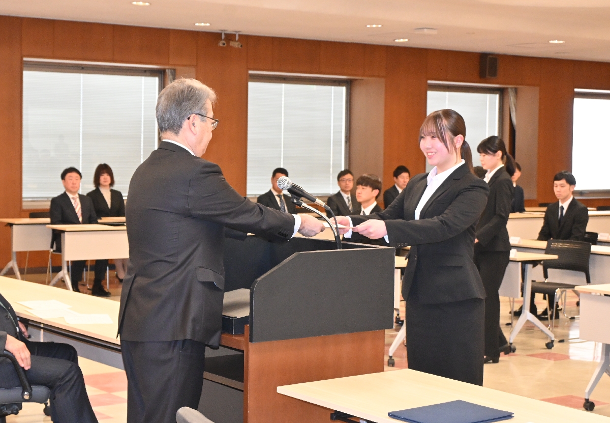 石川啓太郎頭取（手前左）から辞令を受ける新入行員＝１日、青森市