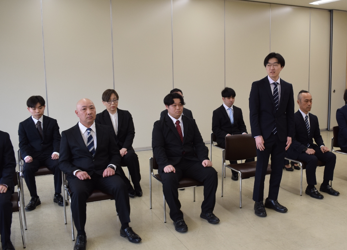 三菱製紙ビジネスサービスの入社式で抱負を述べる新入社員=1日、八戸市