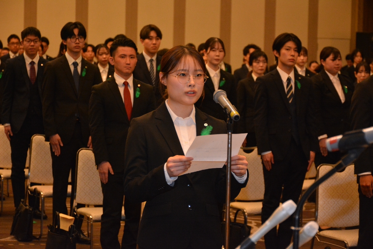 宣誓する青森県の新採用職員＝１日、青森市