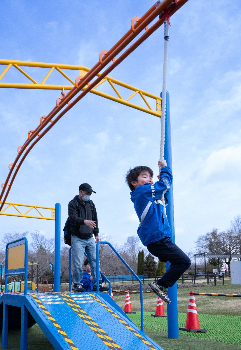 新設遊具のレールウェイで遊ぶ子ども＝１日、八戸市十日市の八戸公園こどもの国