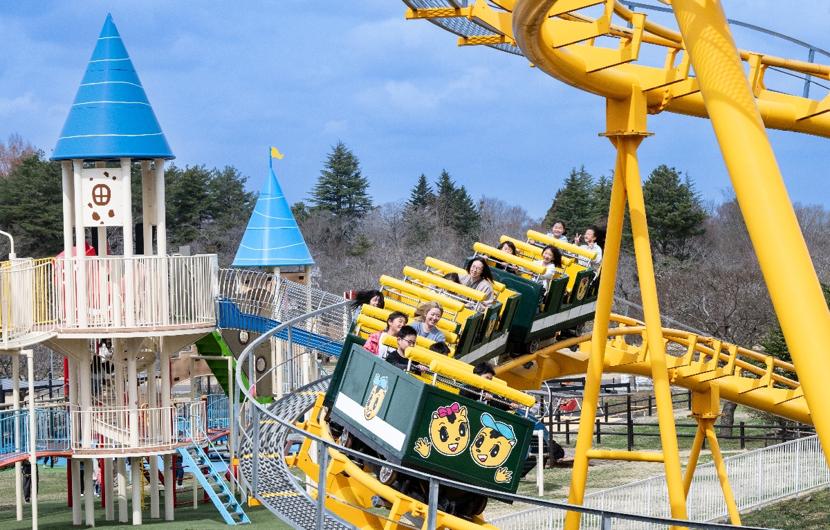 ジェットコースターで歓声を上げる来園者=1日、八戸市十日市の八戸公園こどもの国