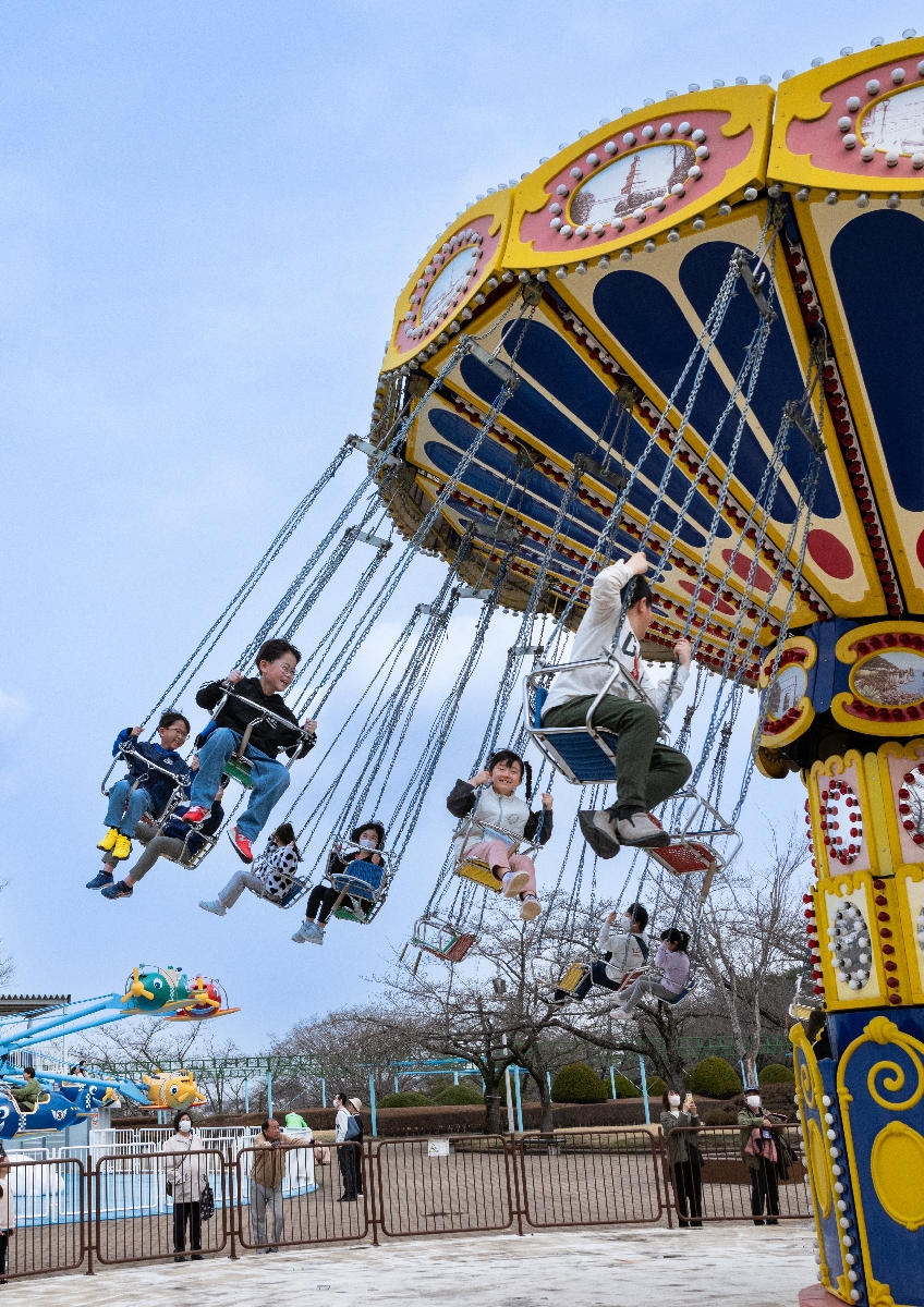 ファミリースインガーを楽しむ子どもたち＝１日、八戸市十日市の八戸公園こどもの国