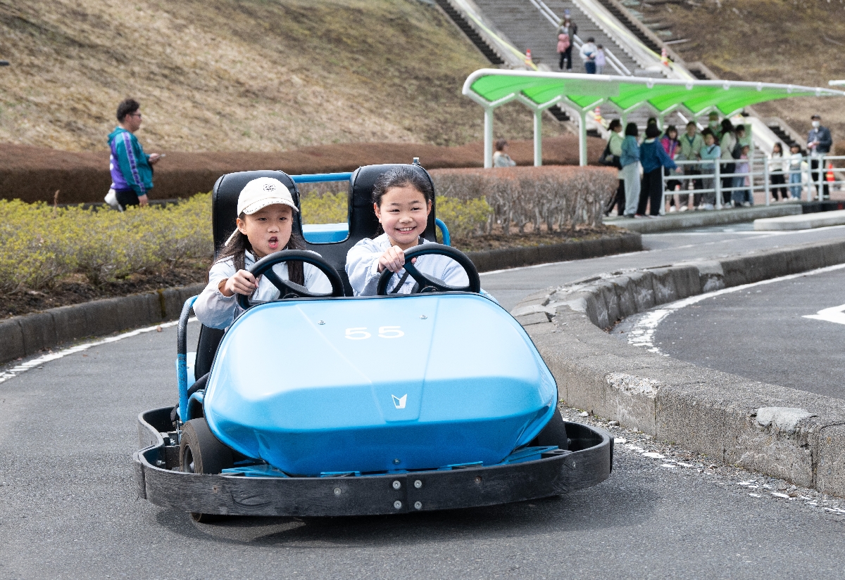 ゴーカートを楽しむ子どもたち＝１日、八戸市十日市の八戸公園こどもの国