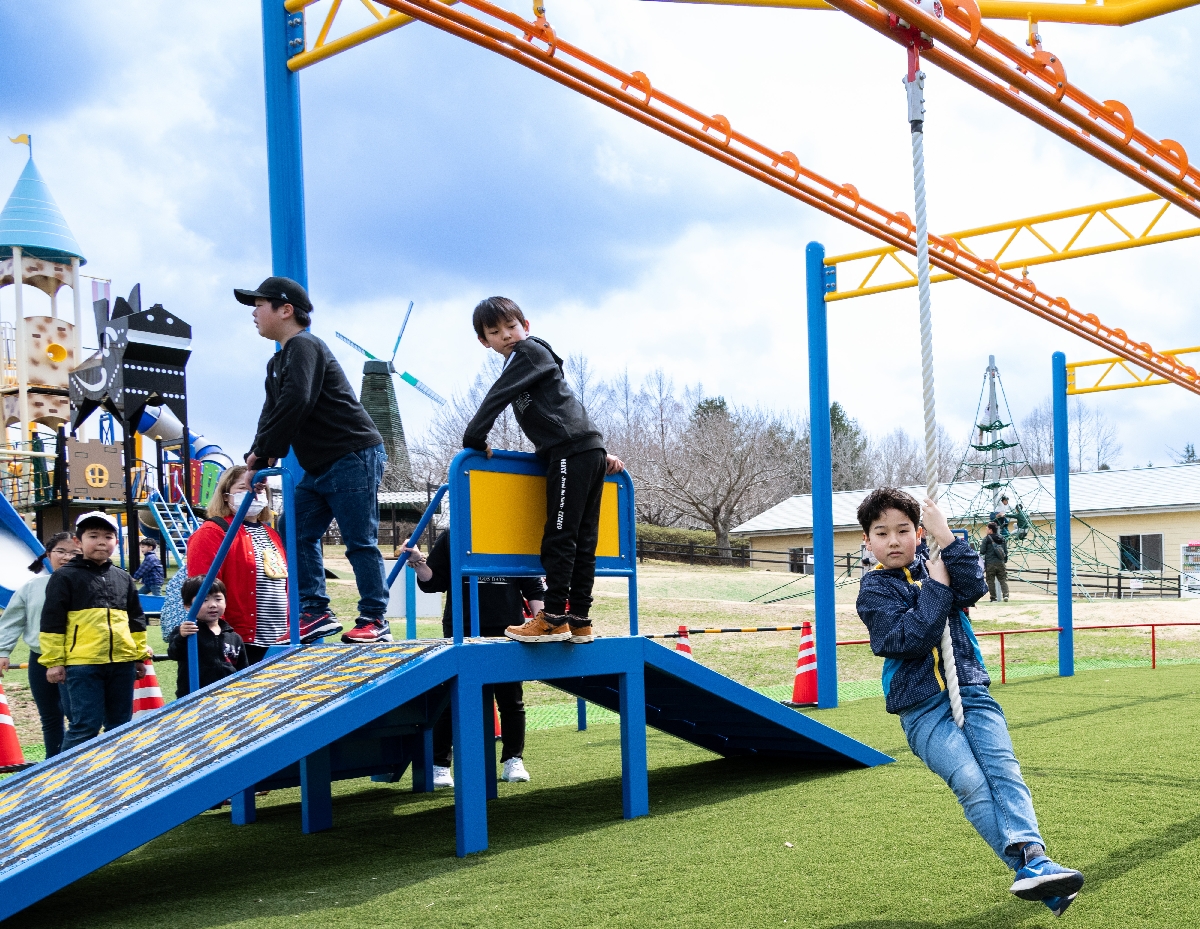 新設遊具のレールウェイで遊ぶ子どもたち=1日、八戸市十日市の八戸公園こどもの国