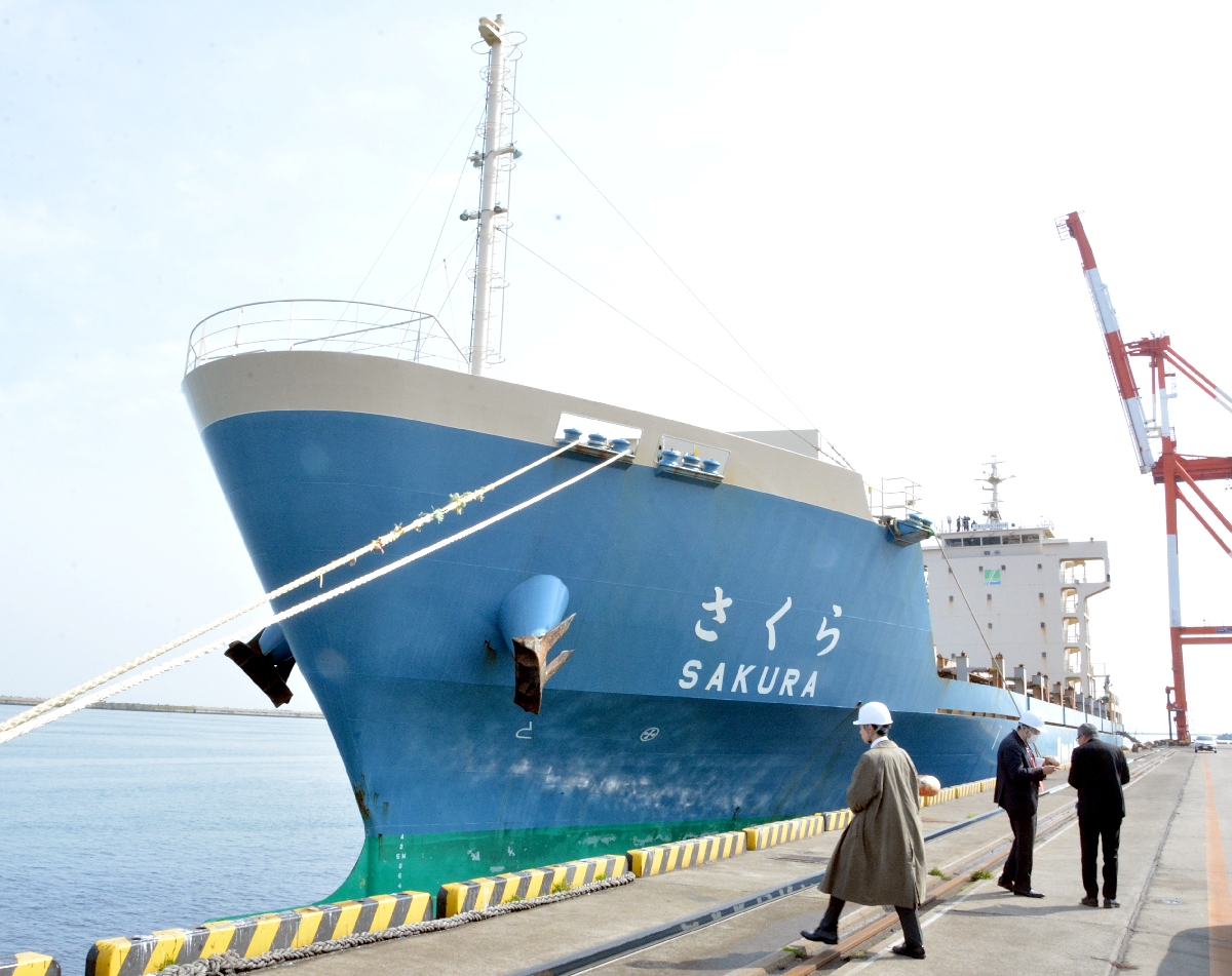 八戸港に初寄港した井本商運のコンテナ船「さくら」＝１日、八戸市河原木