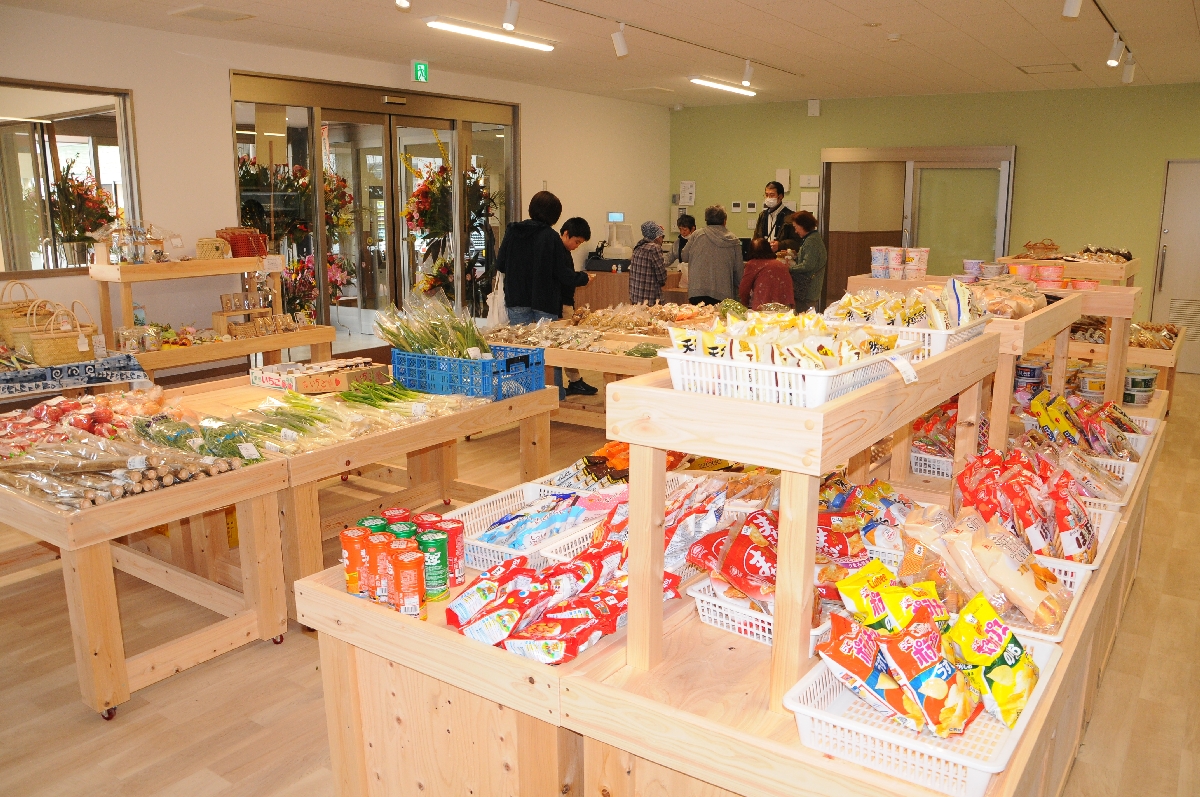 新築オープンした「サンニーノ」の産直の店内=1日、二戸市