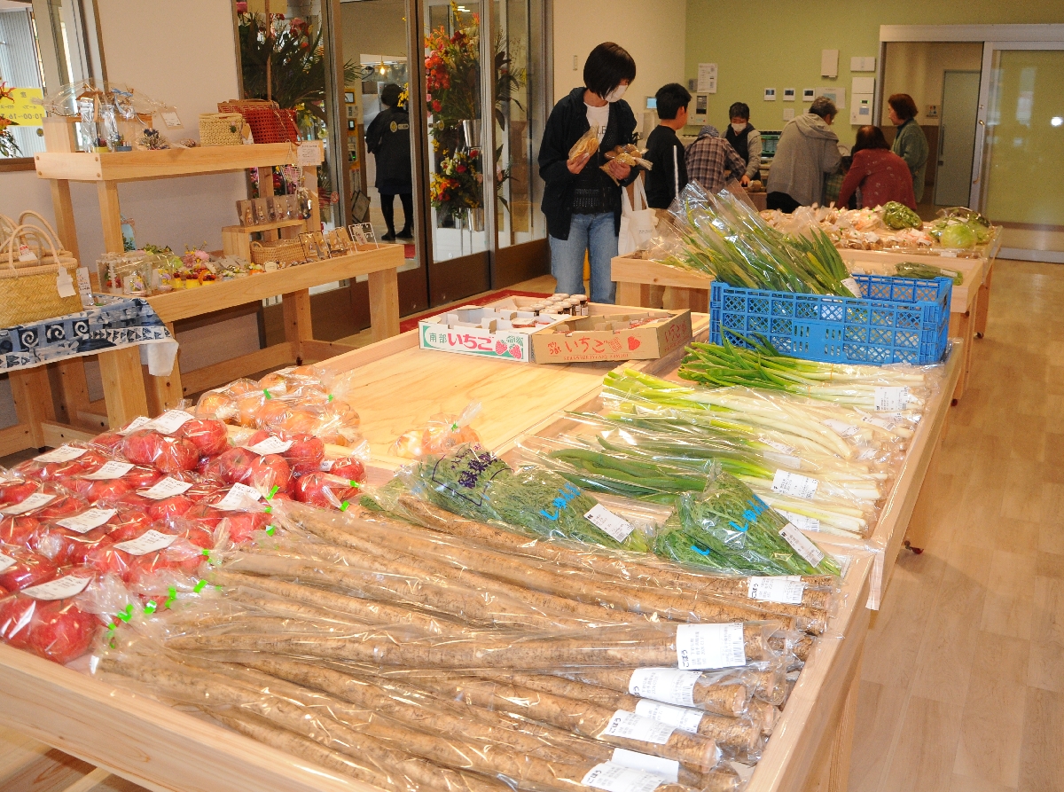 新築オープンした「サンニーノ」の産直の店内=1日、二戸市