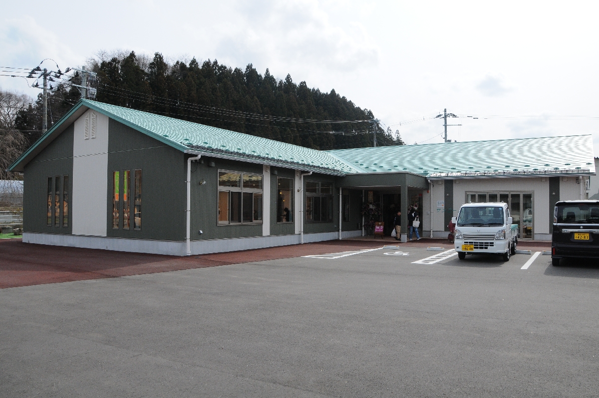 新築オープンしたレストラン・産直施設「サンニーノ」=1日、二戸市