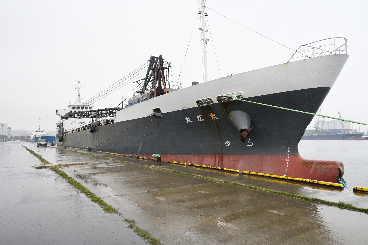 八戸港八太郎２号埠頭Ｉ岸壁に係留されていた貨物船「末広丸」。１日に広島県へ向けて出航した＝３月３１日