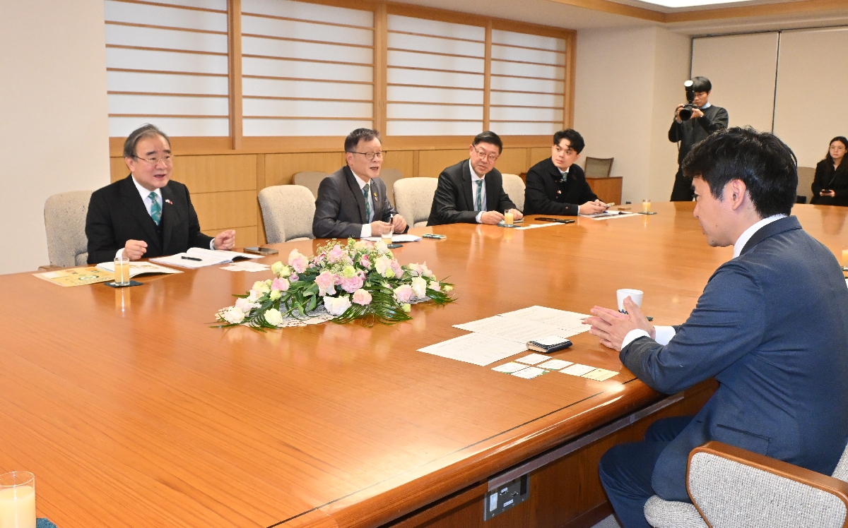 宮下宗一郎知事(右)と農業政策などについて意見を交わす胡忠一氏(左)=2日、青森県庁