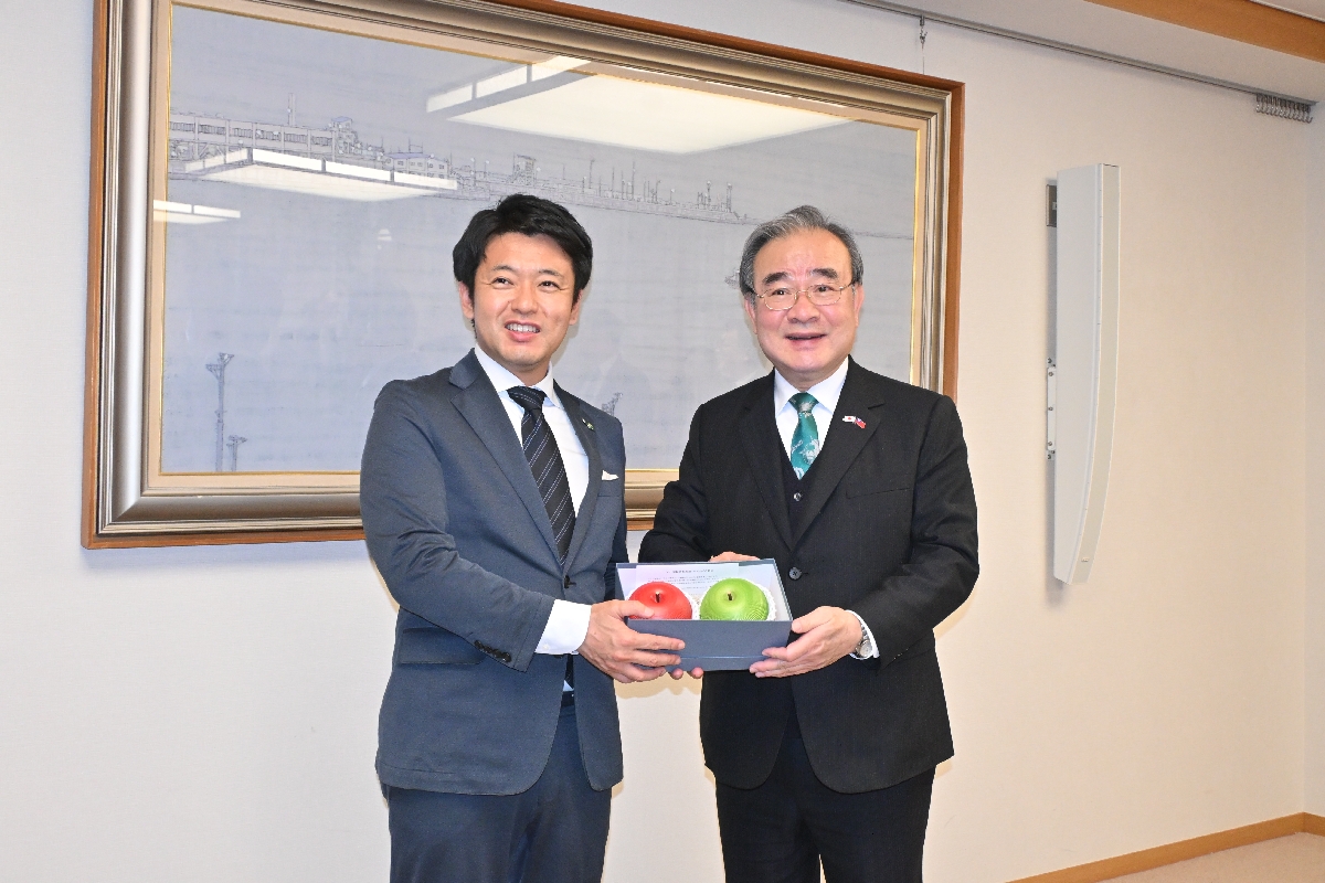 農業政策などについて意見を交わした胡忠一氏(右)と宮下宗一郎知事=2日、青森県庁