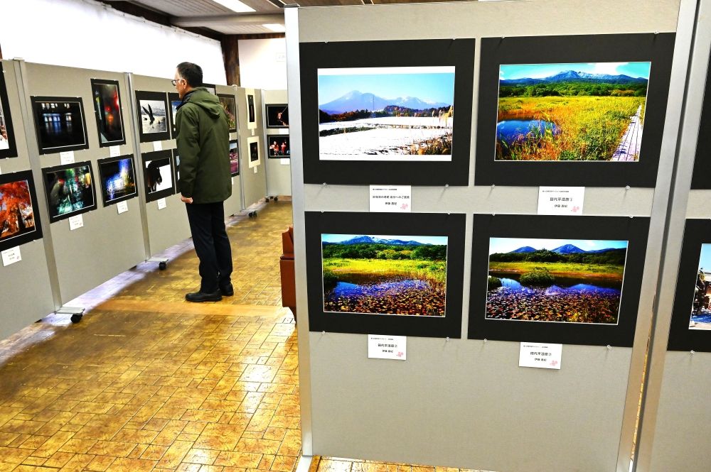 参加者の個性光る作品が並ぶ写真展