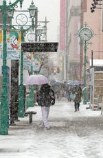 そろりそろりと雪の歩道 八戸、十和田などで積雪