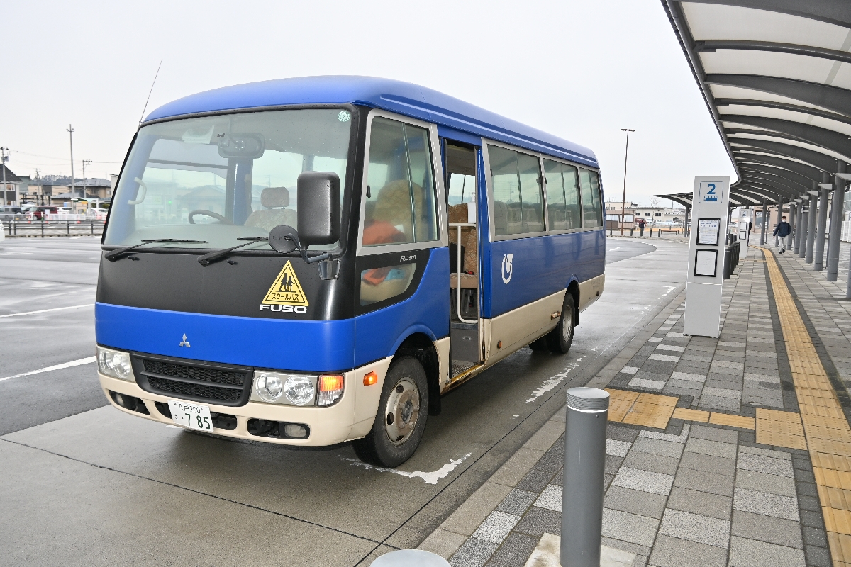八戸駅西口に到着したスクールバス=2日