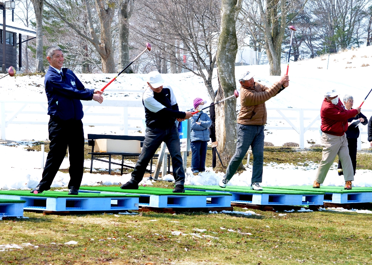 始球式で快音を響かせる関係者