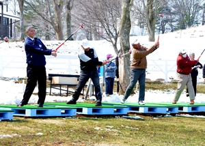 大野パークゴルフ場が今季営業開始　始球式で快音響かせ