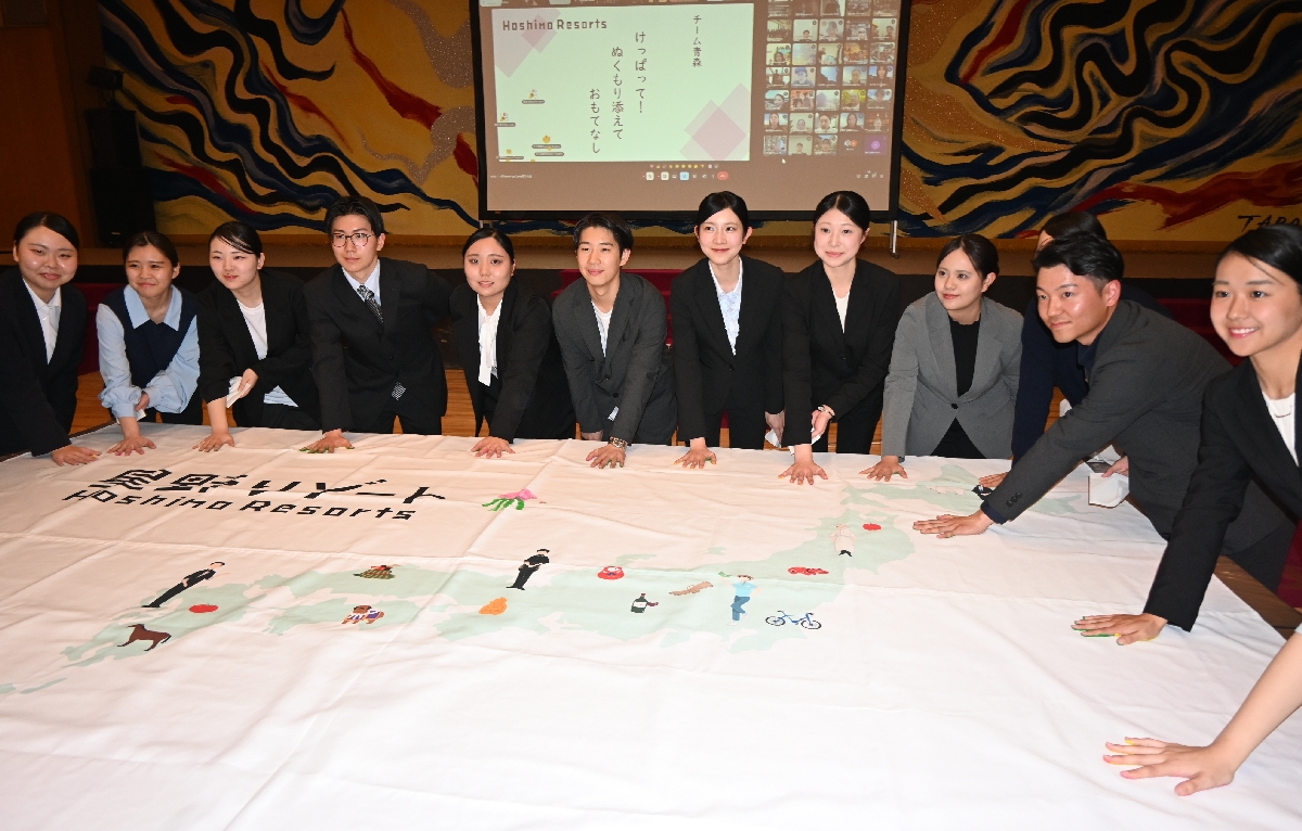 「契りの手形」を押して決意を示す新入社員=3日、十和田市