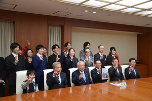 1年間の研究や活動成果報告 「ちきゅう」たんけんクラブが八戸市長に