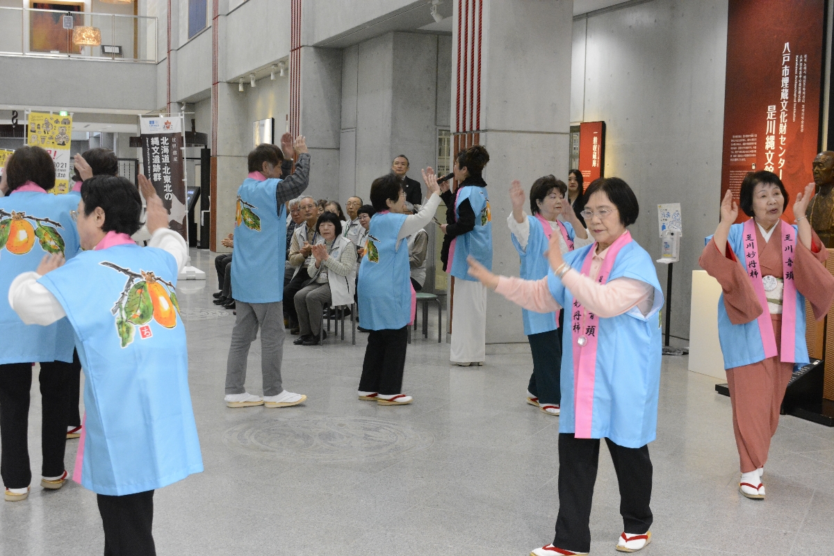 是川音頭を披露する是川音頭保存会のメンバー