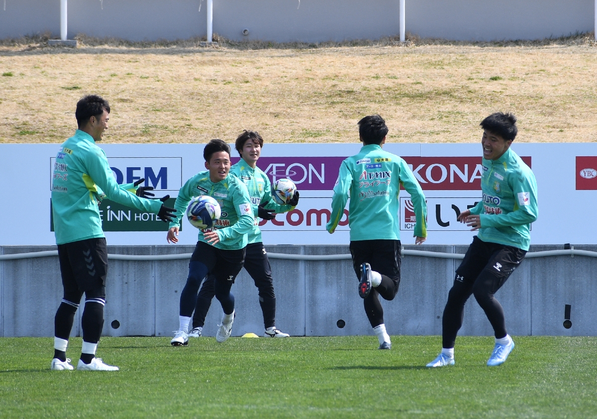 モンテディオ山形戦へ向け、士気を高めるヴァンラーレ八戸の選手＝３日、八戸市プライフーズスタジアム