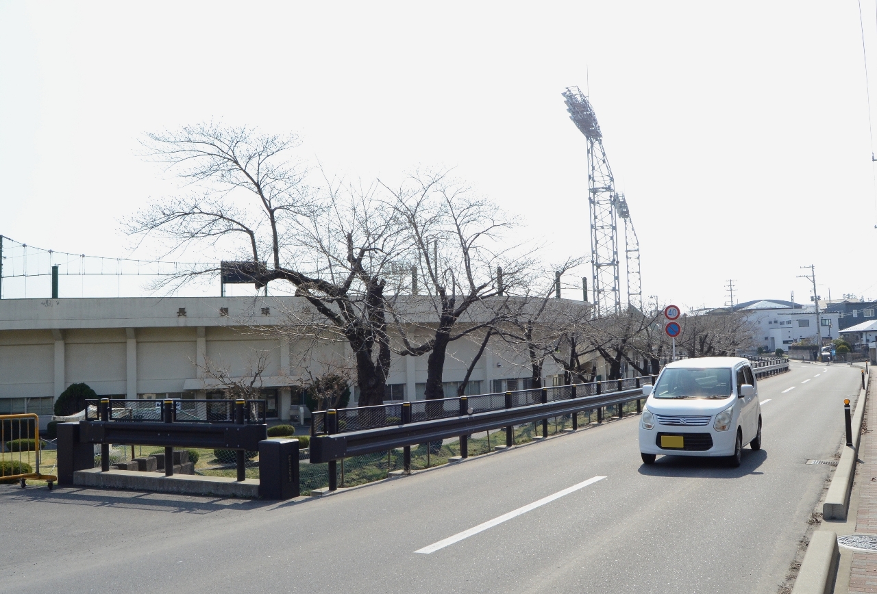 道路や住宅地に近い八戸長根球場(左奥)。今夏の全国高校野球選手権青森大会では使用を見合わせる=3日、八戸市