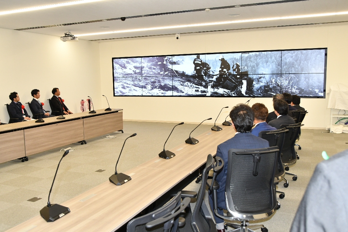 １２画面で災害時の状況を把握できる、むつ市危機管理センター内の災害対策本部室＝３日