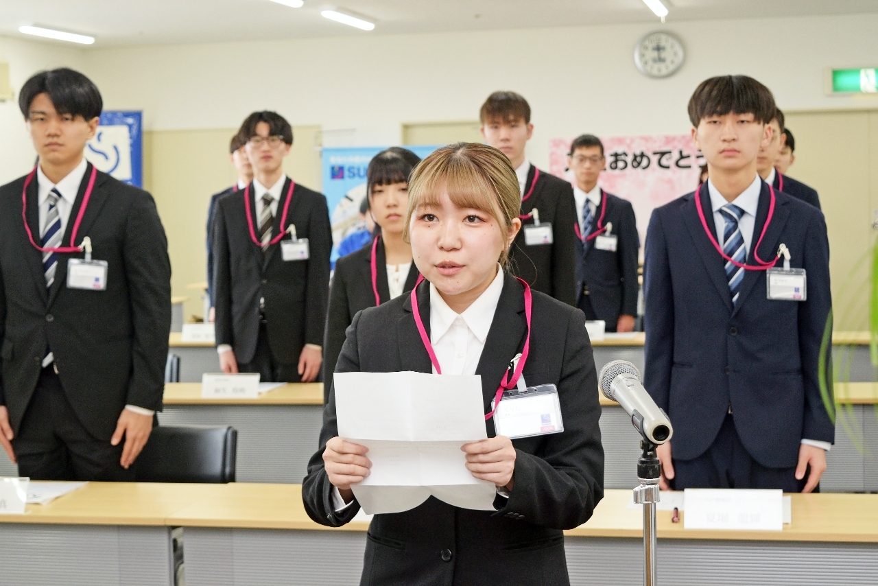 新入社員を代表し、決意を述べる栗田愛菜さん＝４日、八戸市