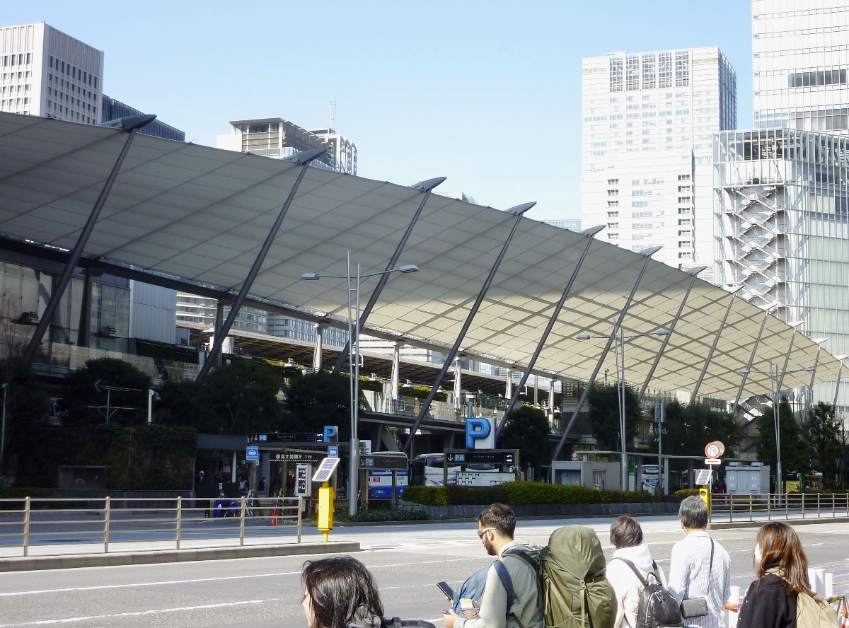 東京駅八重洲口駅前の大屋根=東京都千代田区