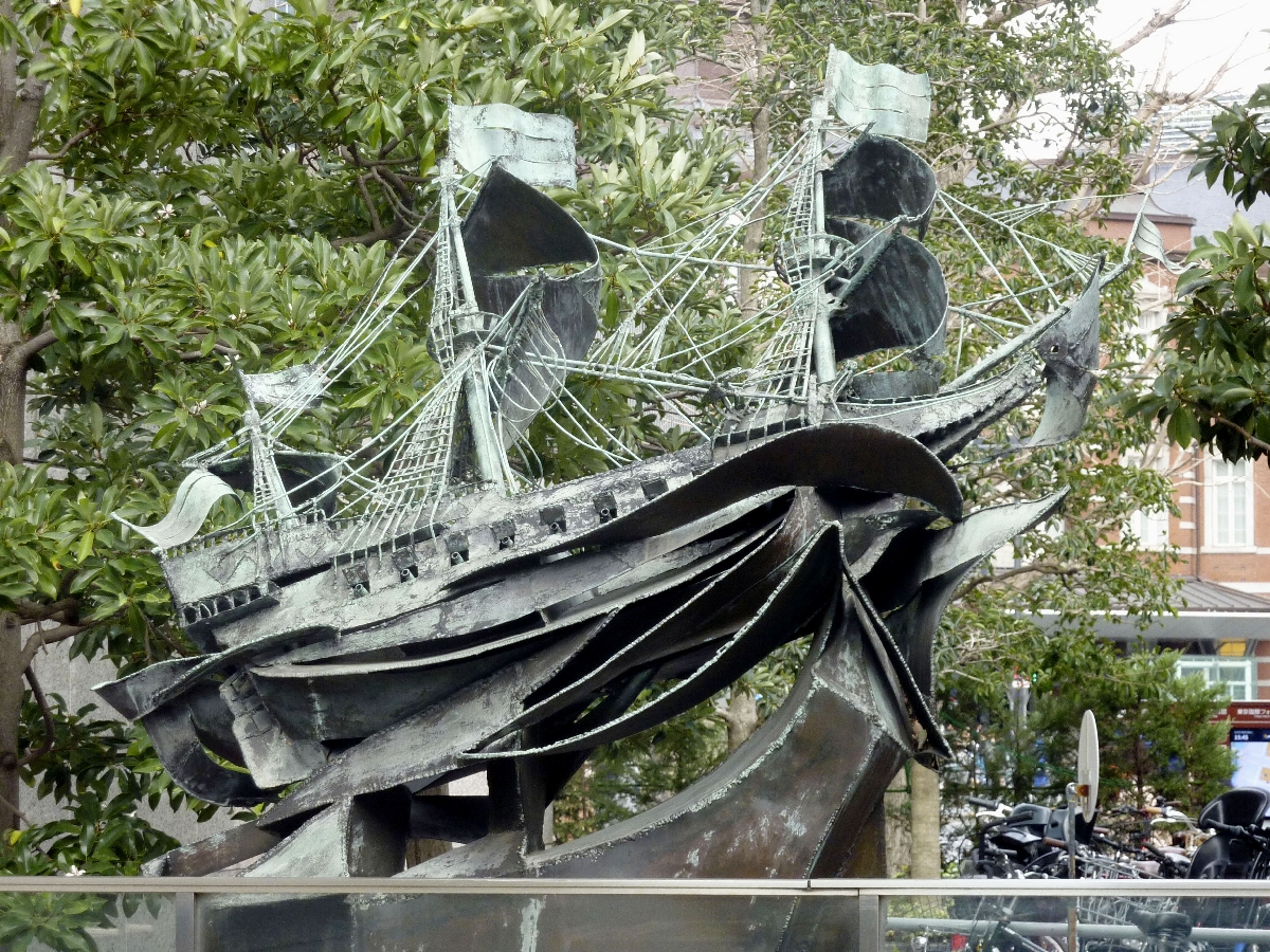 リーフデ号の彫刻モニュメント=東京都千代田区