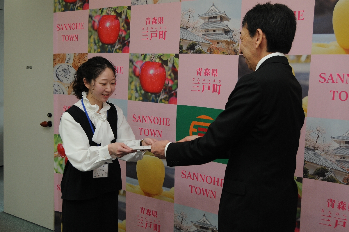 地域おこし協力隊の辞令を受け取る小林友紀さん(左)