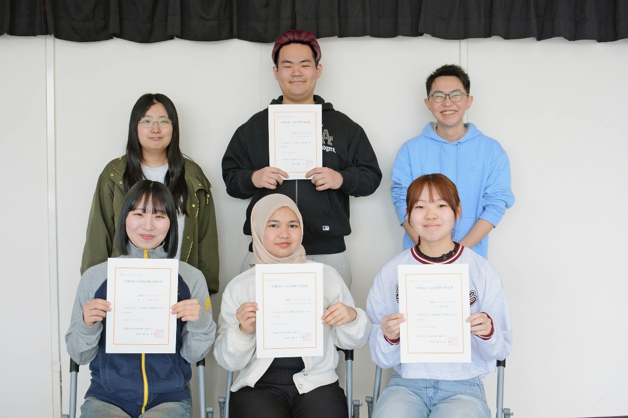 介護福祉士の国家試験に合格した学生