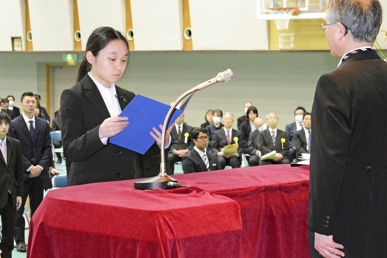 学部入学生を代表して宣誓する齊藤康茄さん