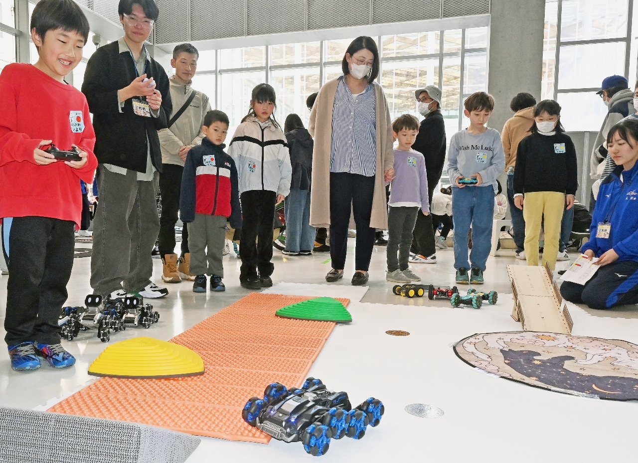 はっちでのイベントでは家族連れがロボットと触れ合った