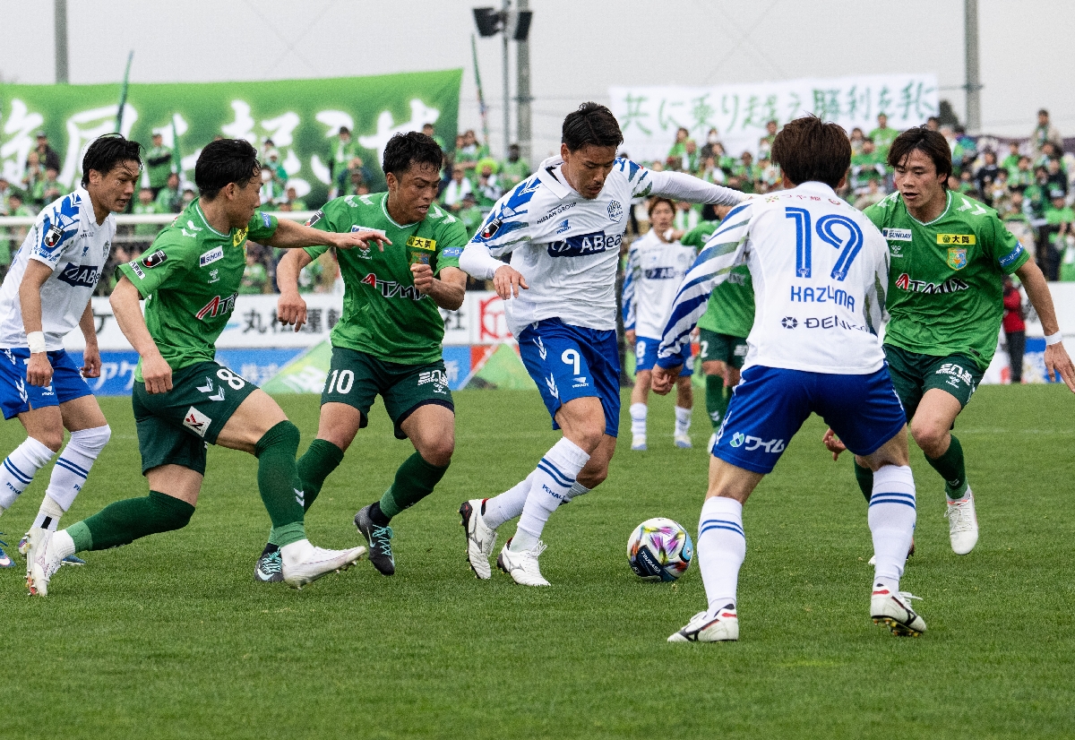 【ヴァンラーレ八戸-モンテディオ山形】前半、敵陣で競り合うヴァンラーレイレブン(緑のユニホーム)=八戸プライフーズスタジアム