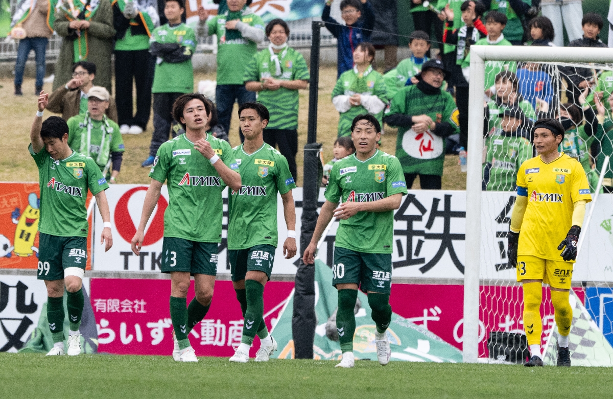 【ヴァンラーレ八戸－モンテディオ山形】前半３７分、セットプレーから先制点を許し、肩を落とす八戸の選手たち＝八戸プライフーズスタジアム