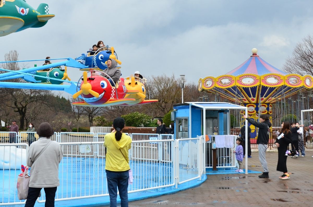 多くの親子連れが訪れた八戸公園こどもの国＝５日、八戸市