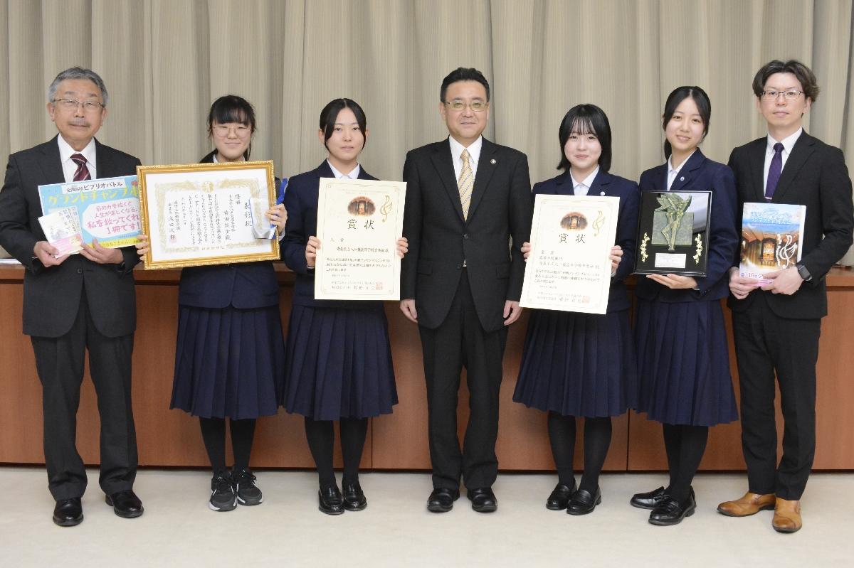 熊谷雄一市長（中央）に全国大会での活躍を報告した青森県立八戸東高の生徒ら