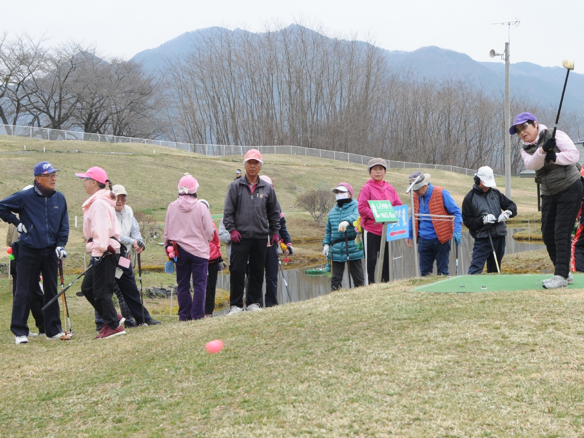 今季初プレーを楽しむ愛好家