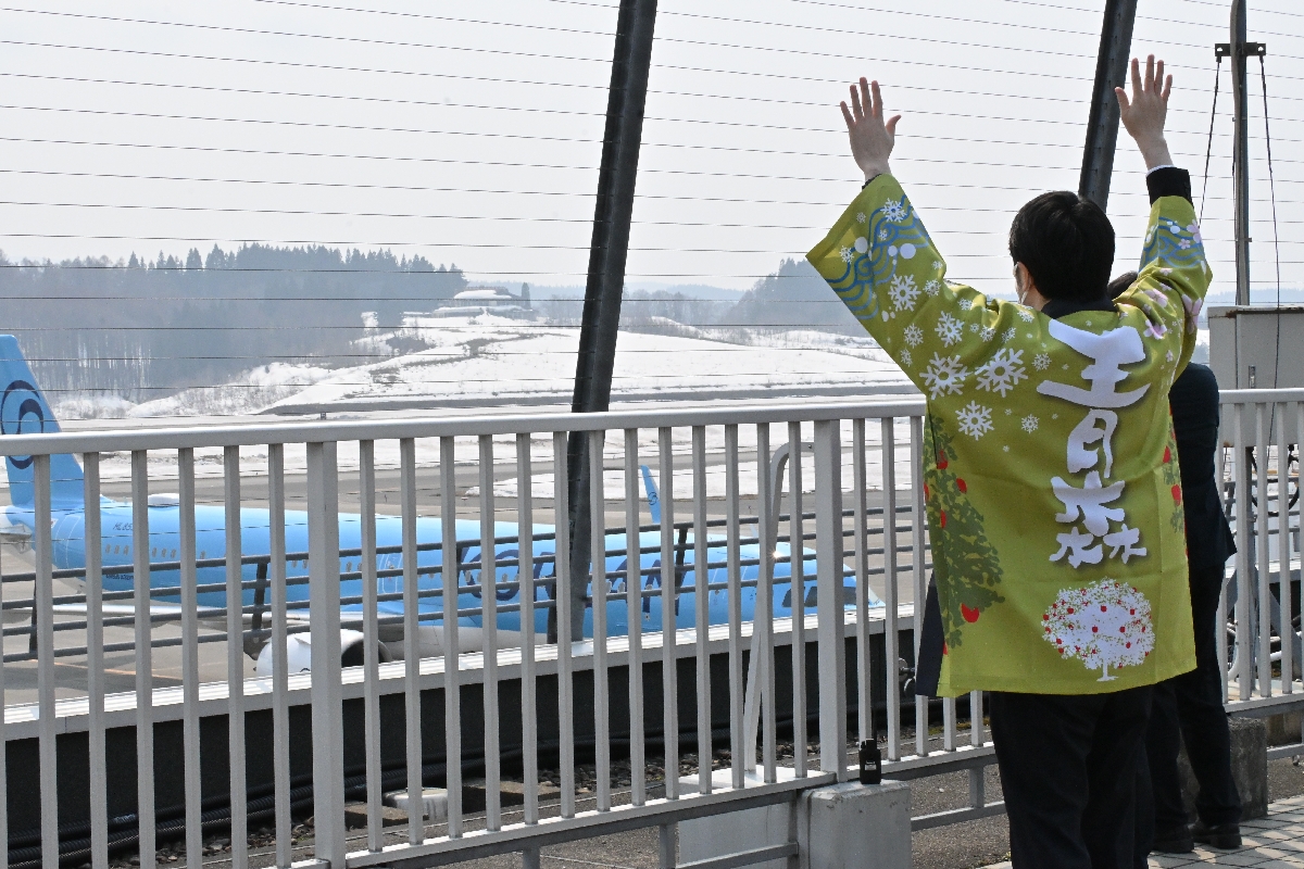 増便した大韓航空の到着便を出迎える関係者＝３月２９日、青森空港