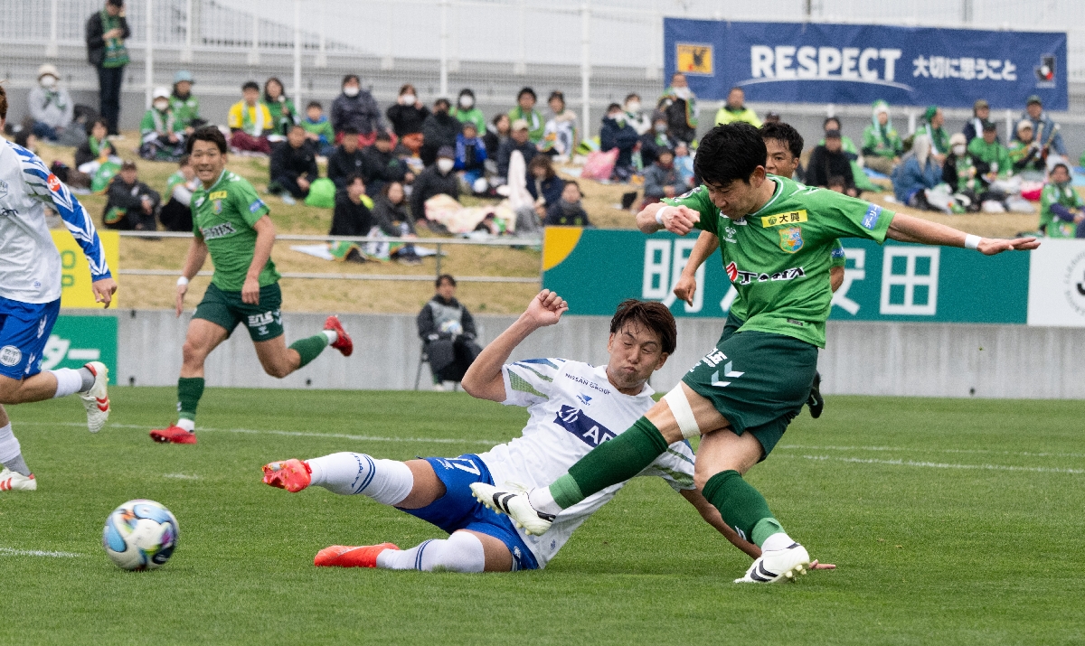 【ヴァンラーレ八戸-モンテディオ山形】前半、シュートを放つ八戸の中野誠也(右)=八戸プライフーズスタジアム