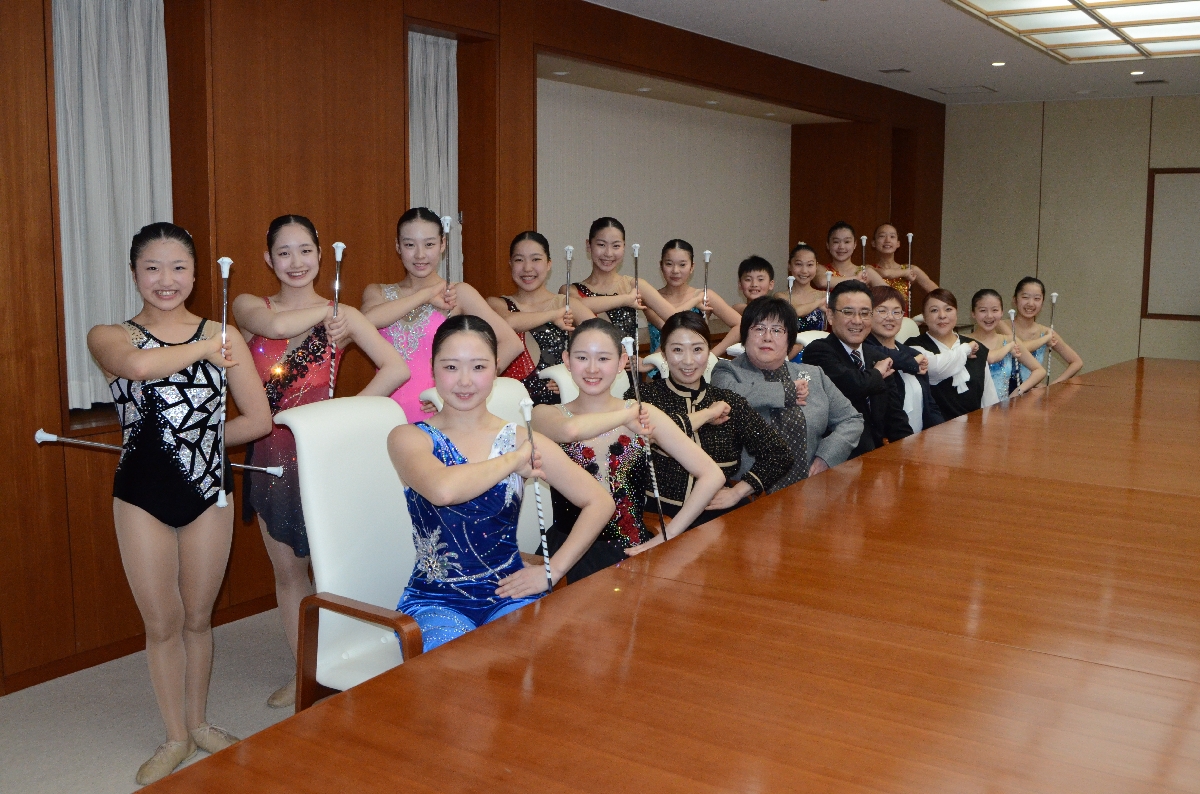 全国大会での活躍を報告した選手ら