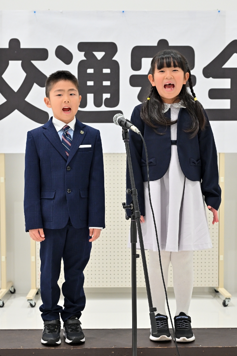 誓いの言葉を元気よく述べる市立三本木小の竹ヶ原雅久さん(左)と苫米地莉桜さん