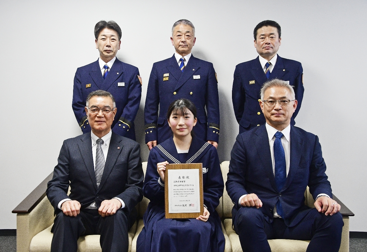 表彰状を手に記念写真に納まる佐藤紗希さん(前列中央)ら